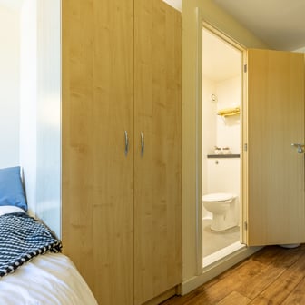 Silver En Suite - Image 6